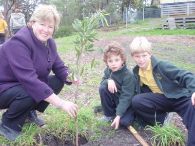 Christine Milne with Blackmans Bay Primary students Oliver Lohrey and Ben Glancy